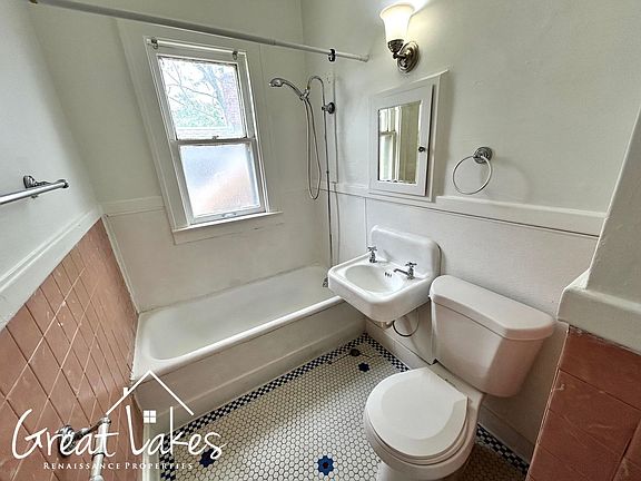 5th image of 634 Ashland St APT 4