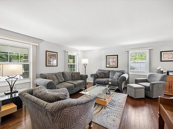 5th image of 830 Woodhollow Ln