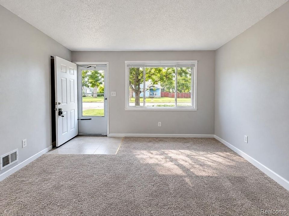 6793 Prospect Ave, photo 3