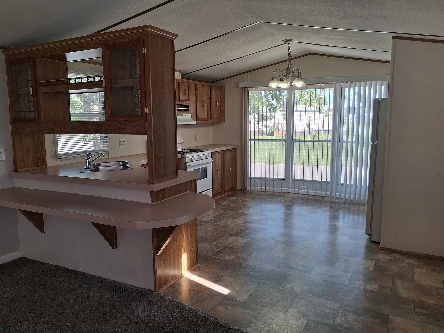 2 bed, 924 sqft, $693 — Photo 3