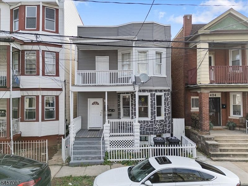1st image of 422 Jelliff Ave