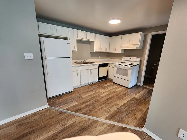 156 Robert Dr — Photo 5