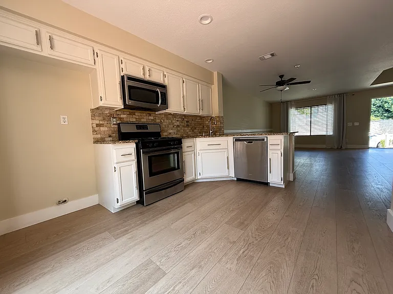 1010 E Chestnut St — Photo 10
