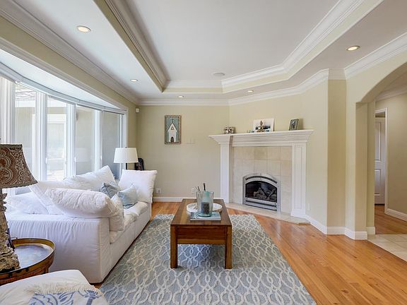 5th image of 988 Yorkshire Dr