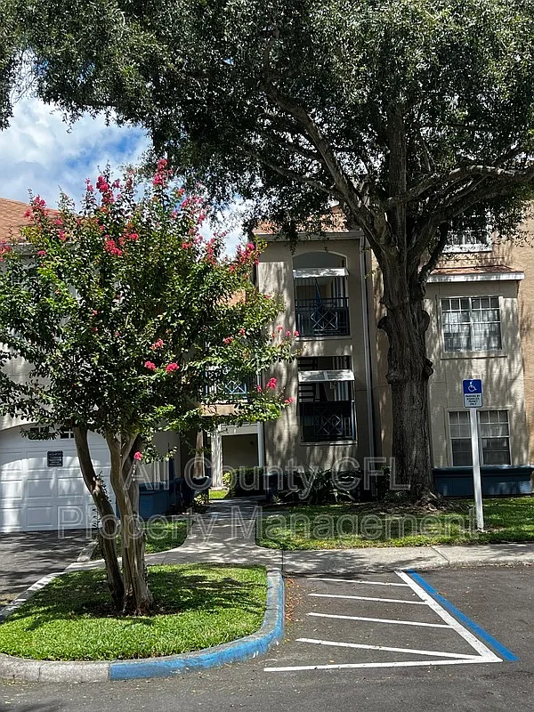 2 bed, 1.0 bath, 1020 sqft, $1,395 — Photo 2