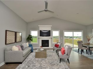 925 8th St, Waukee, IA 50263