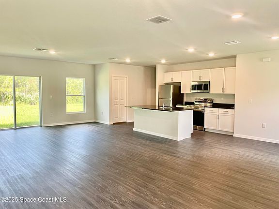 4th image of 3094 San Filippo Dr SE