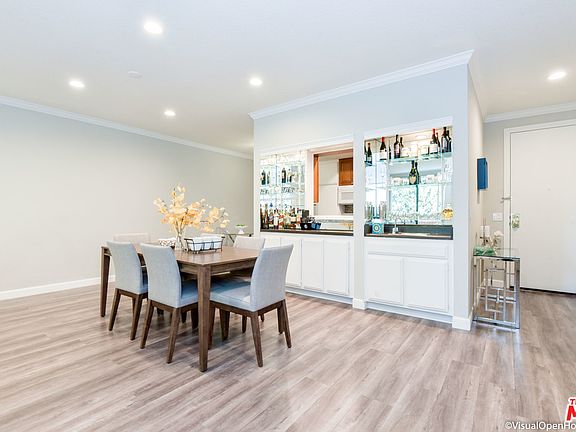 3rd image of 14115 Moorpark St APT 102