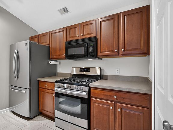 3rd image of 758 W Barrington Cir