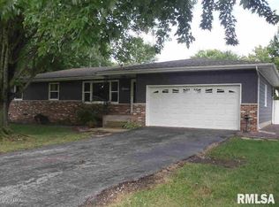 15 Lakedale Dr, Salem, IL 62881