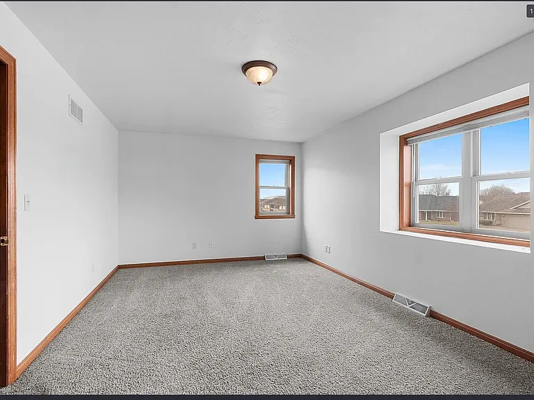 573 S 9th St — Photo 19