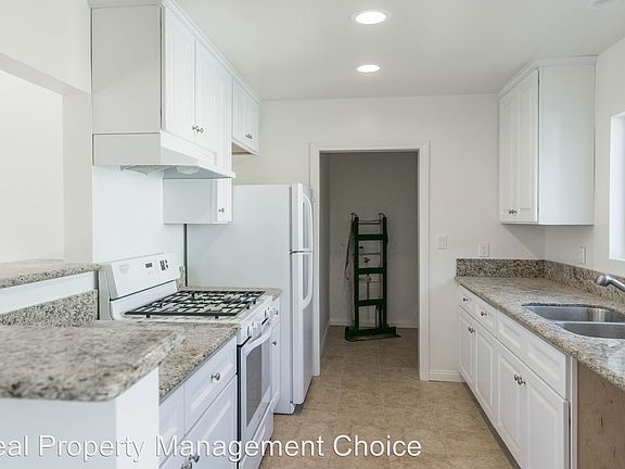 3rd image of 1700 Oak Ave