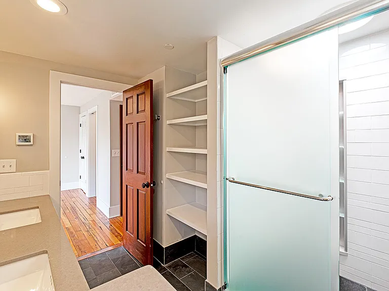 325 D St SE — Photo 41