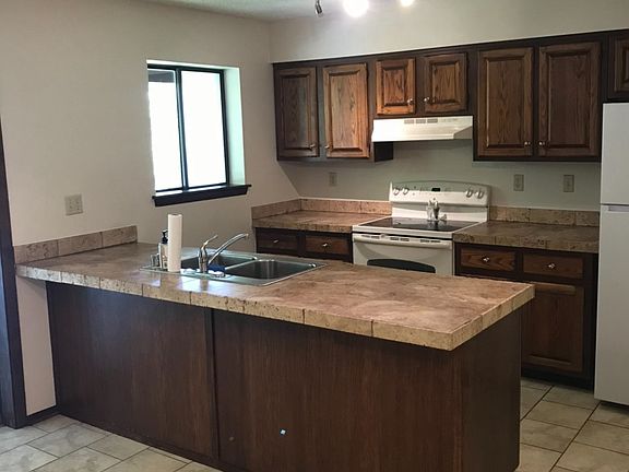2nd image of 1003 N Oak Dr