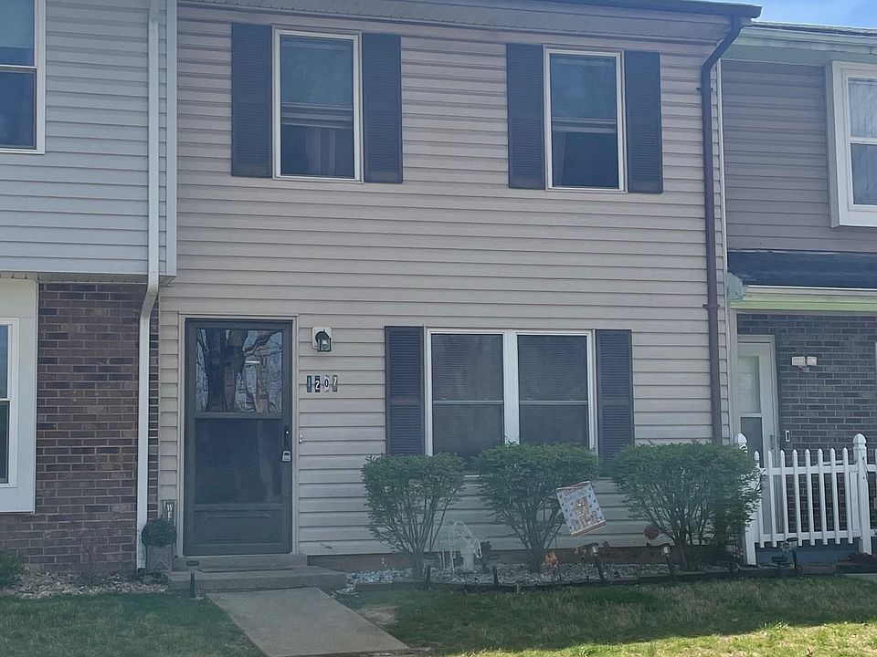 2nd image of 1207 Country Club Ct