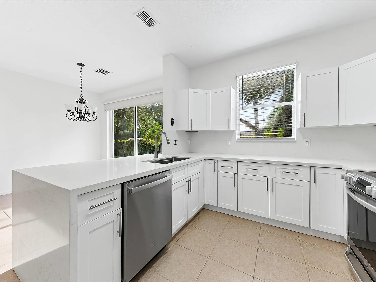 3 bed, 2.5 bath, 1573 sqft, $2,900 — Photo 2