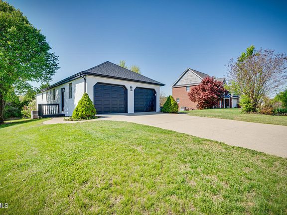 3rd image of 1026 Estate Dr