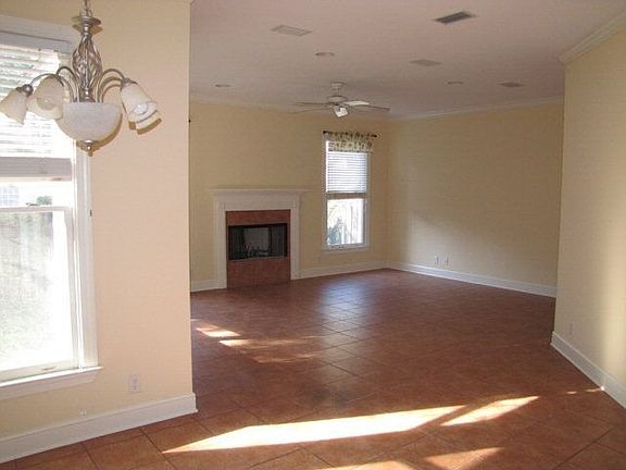 4th image of 532 Clement Cir