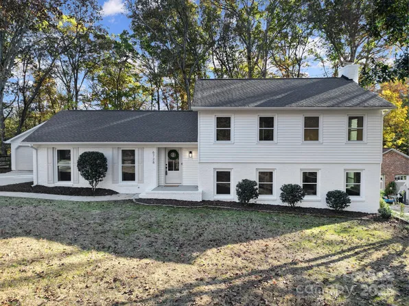 6728 Rocky Falls Rd, Charlotte, NC 28211