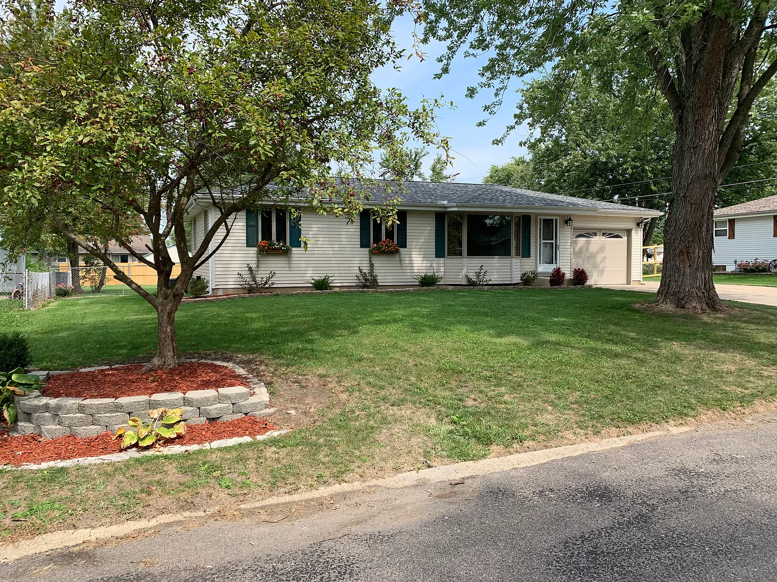 302 Meadowlark Ln photo 1