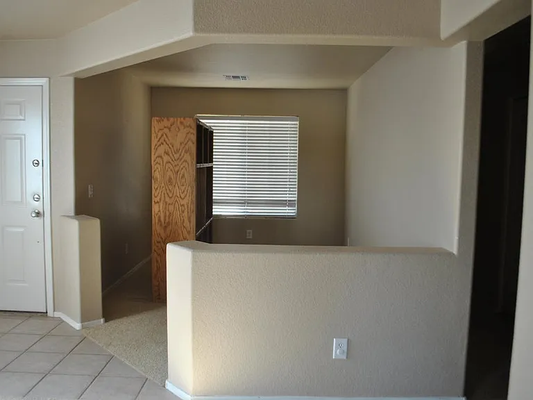 17552 W Watson Ln — Photo 2