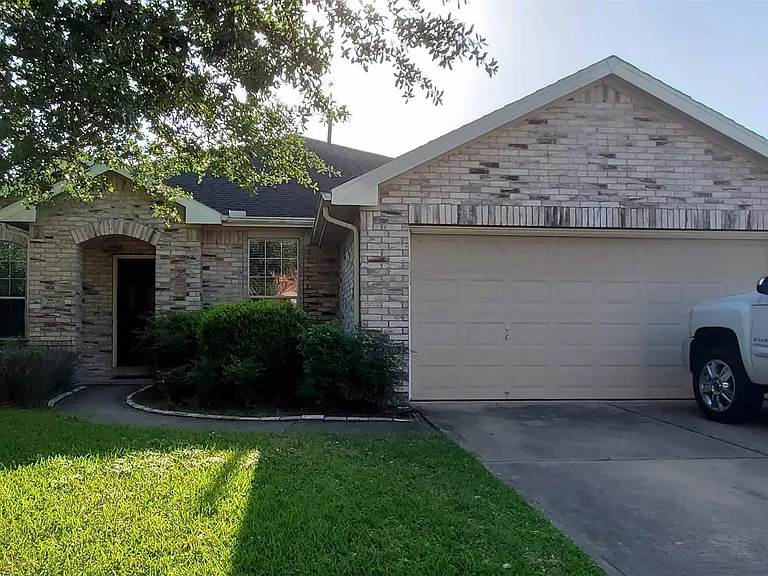 2706 Courtyard Ln — Photo 1