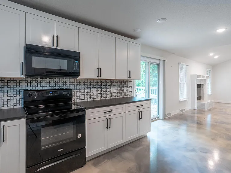 2301 Grant Ln — Photo 12