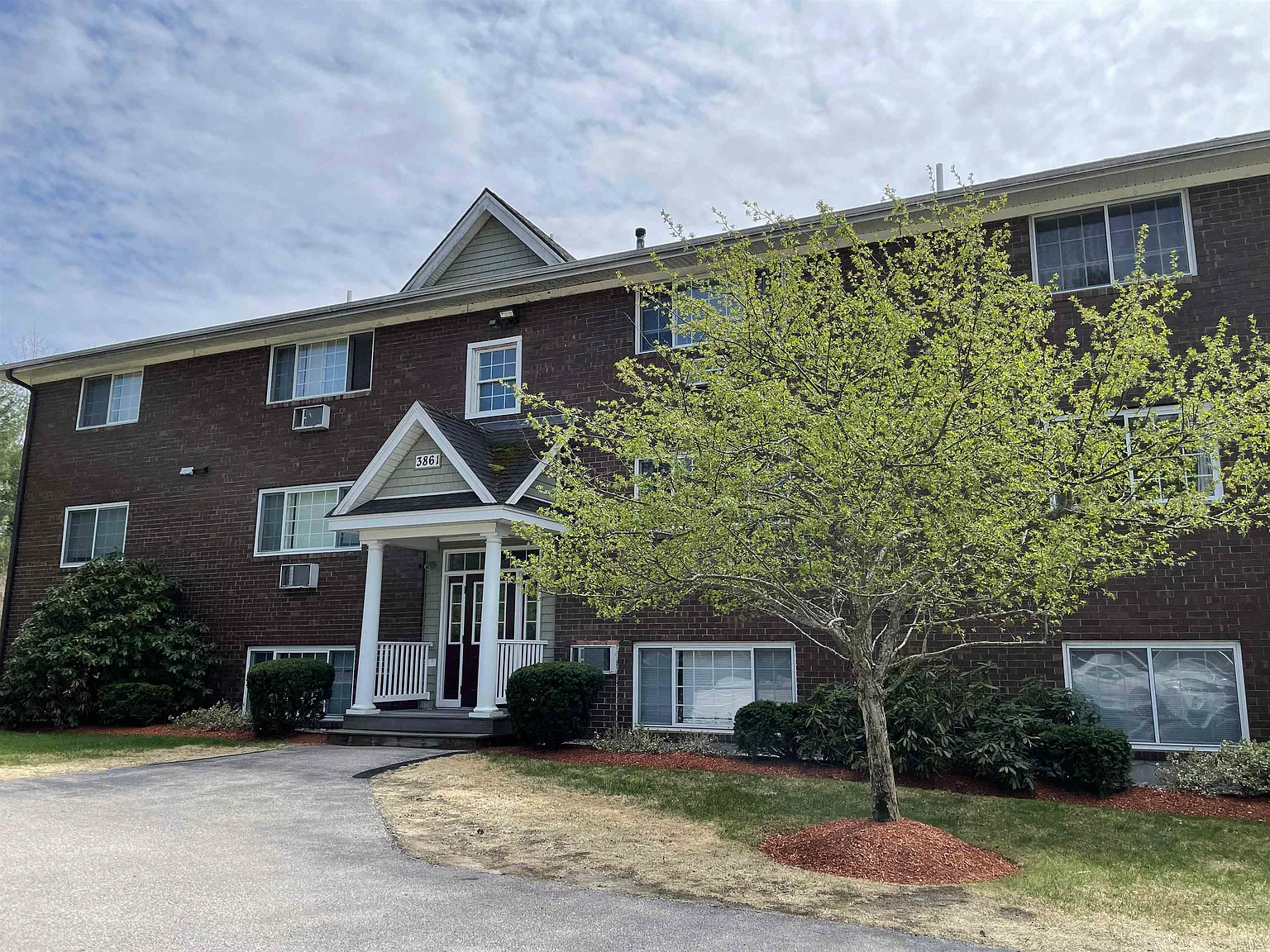 2 bed, 1.0 bath, 720 sqft, $1,809 — Photo 2