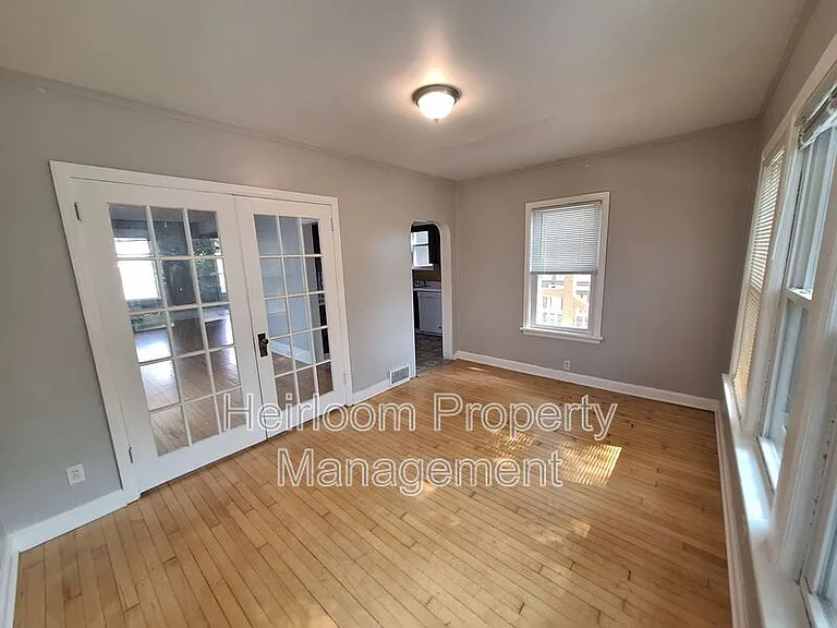2114 E 4th St — Photo 7