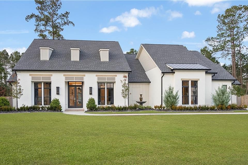 1st image of 407 Rue Charlotte