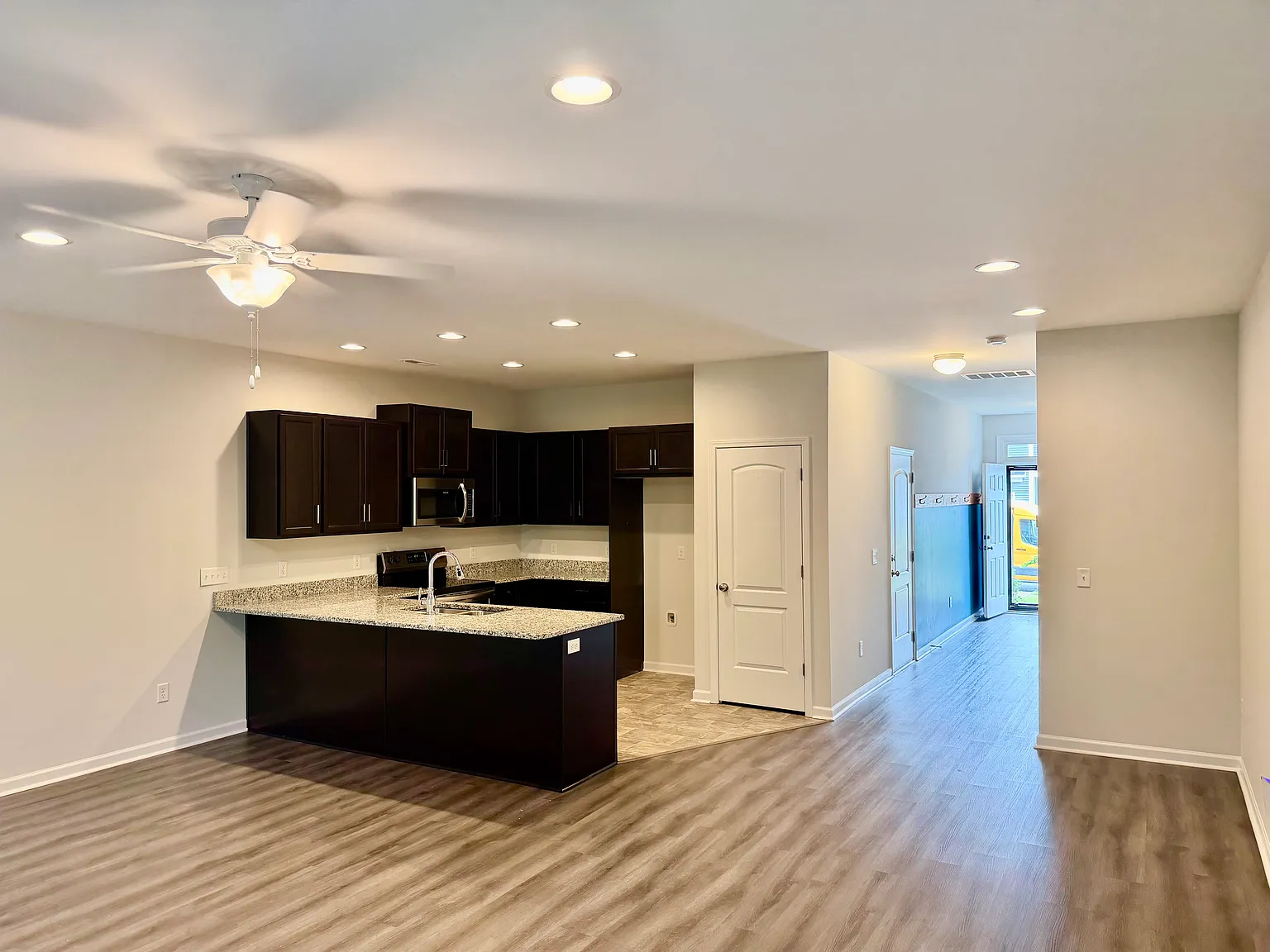3 bed, 2.5 bath, 1710 sqft, $2,100 — Photo 2