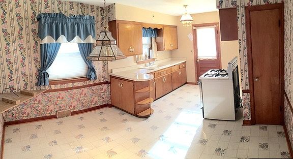 3rd image of 7617 W Forest Preserve Ave