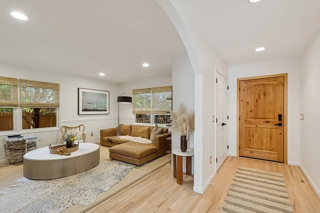 East Hampton Farmhouse with Heated Pool — Photo 2
