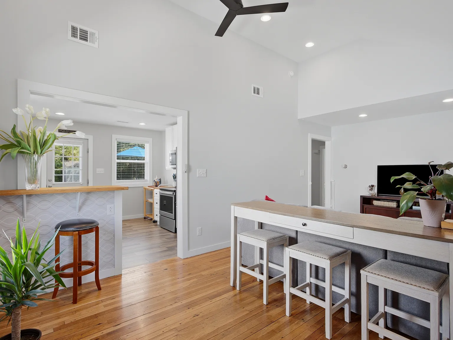 3 bed, 1.5 bath, 984 sqft, $1,800 — Photo 2