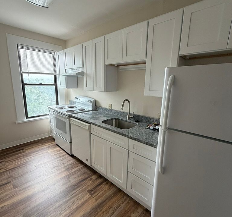 1st image of 39 William St APT 204