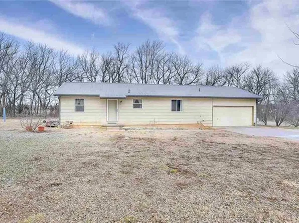 1009 E 8th St, Douglass, KS 67039