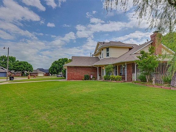 3rd image of 2408 E Hills Dr