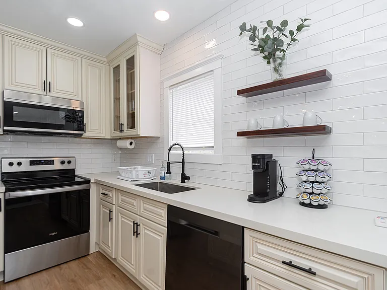102 S Lockwood Dr #1 — Photo 2