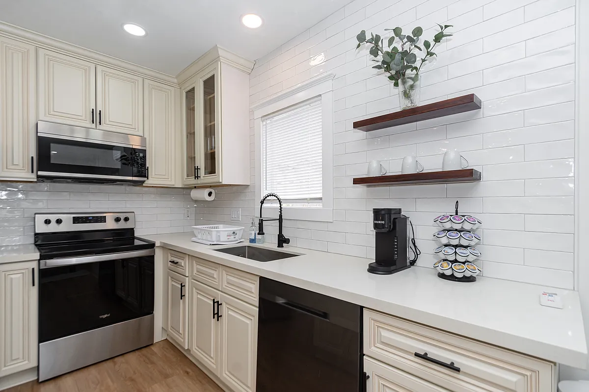 Building Photo - 102 S Lockwood Dr #1