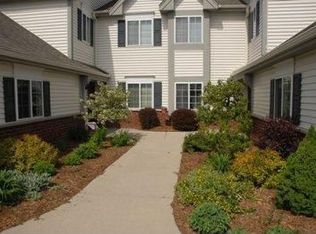 572 Pewaukee Rd, Pewaukee, WI 53072