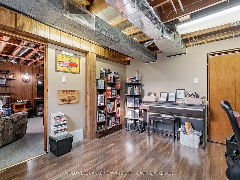 105 Wellington St W — Photo 36
