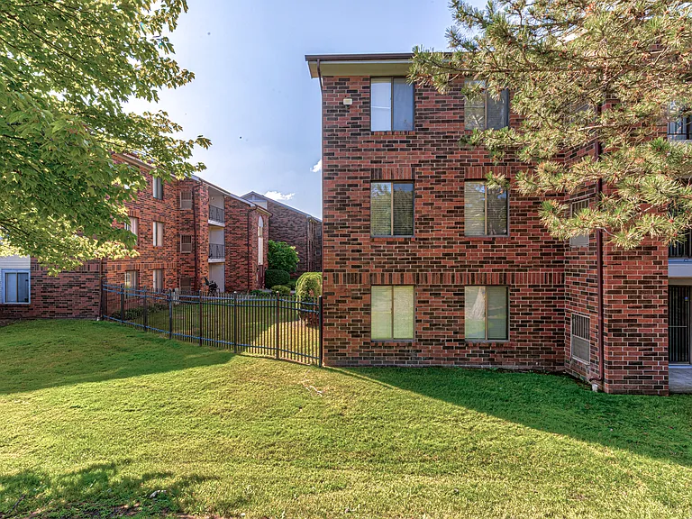 Regency Place Apartments — Photo 68