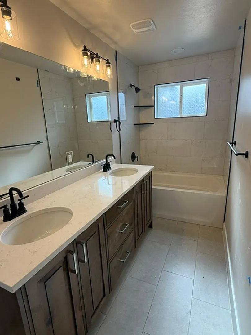 Beautiful new construction town home with amazing views — Photo 3