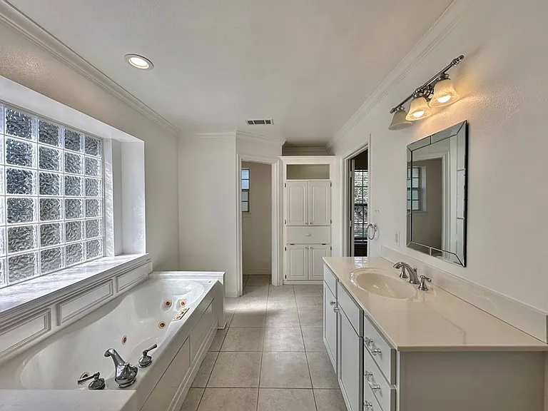 10191 FM 607 N — Photo 26