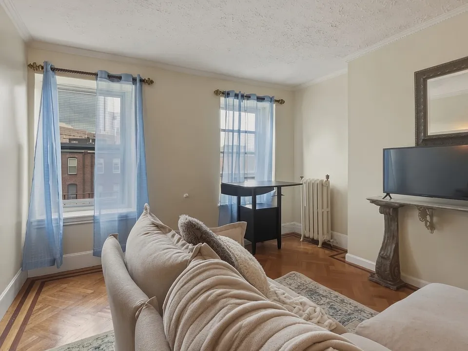 241 W Newton St #8