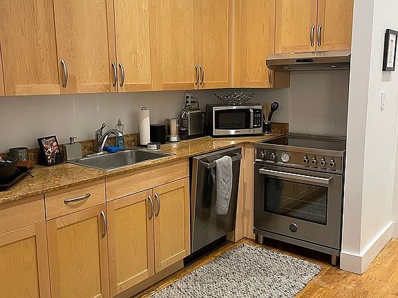 3rd image of 146 Duane St APT 3B