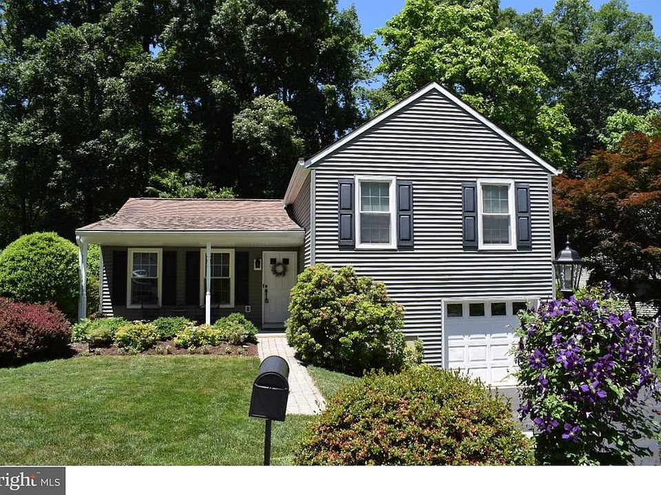 1st image of 90 Canterbury Ct