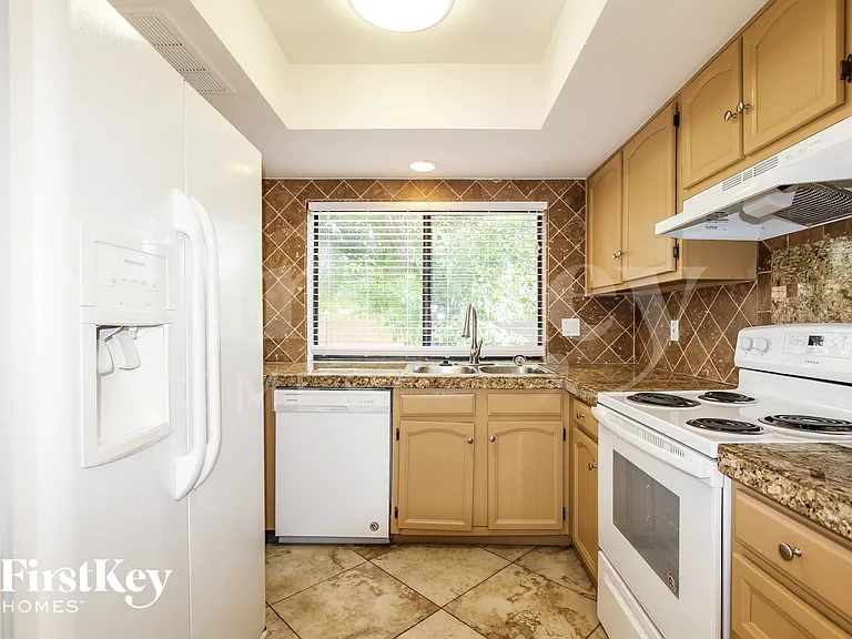 5203 W Sandra Ter — Photo 9