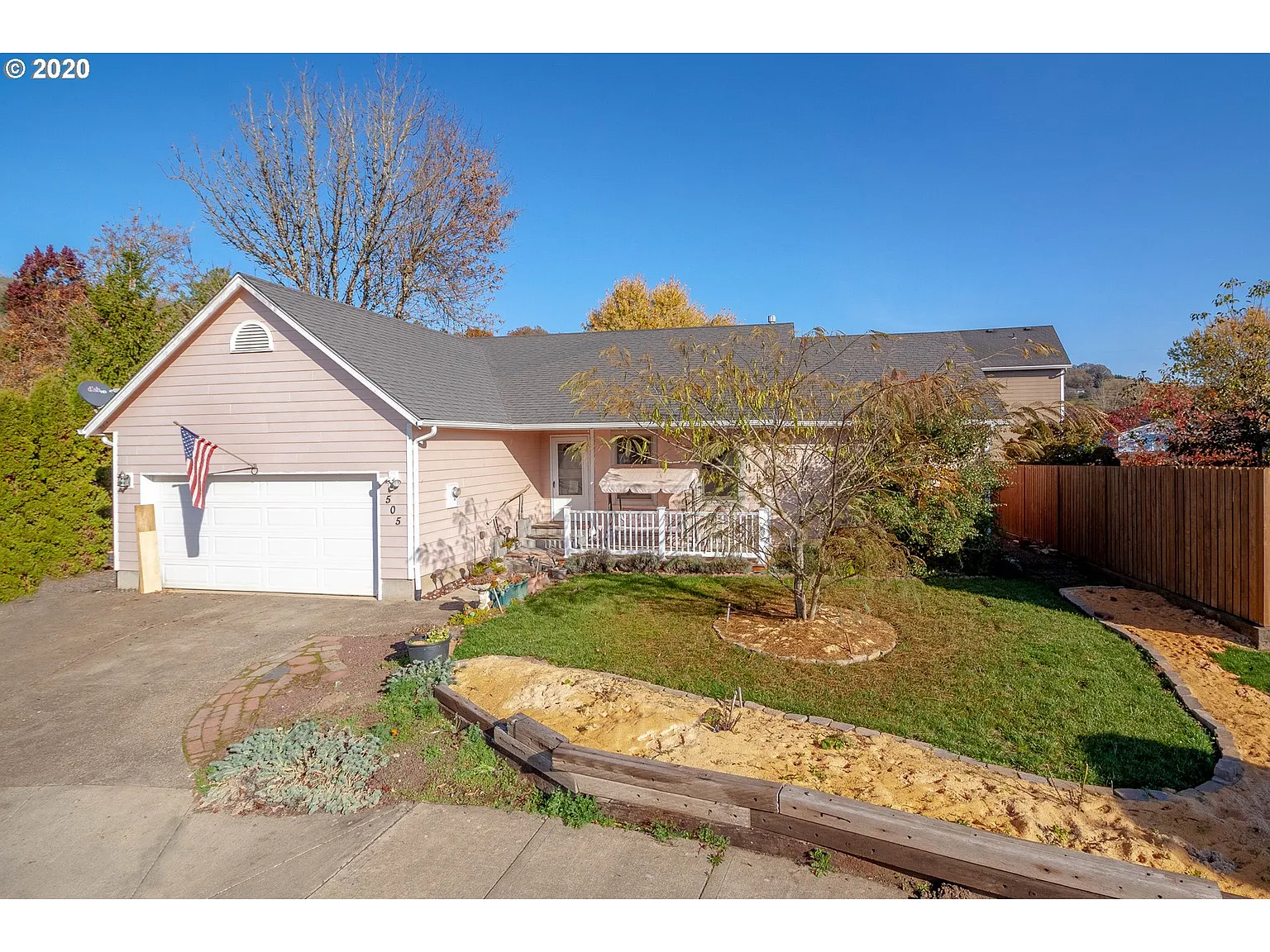 505 NE Hillcrest Ct photo 1