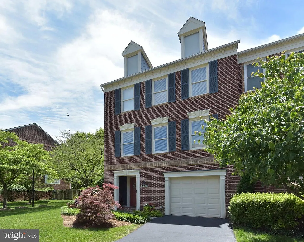 3 bed, 2266 sqft, $4,900 — Photo 2